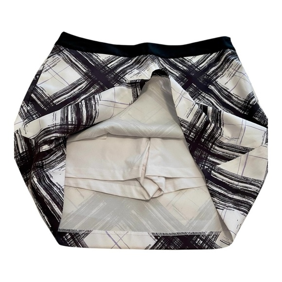 Greg Norman Women’s Stretchy Golf Skort, Size 8, Black & White Geometric… - Picture 4 of 5